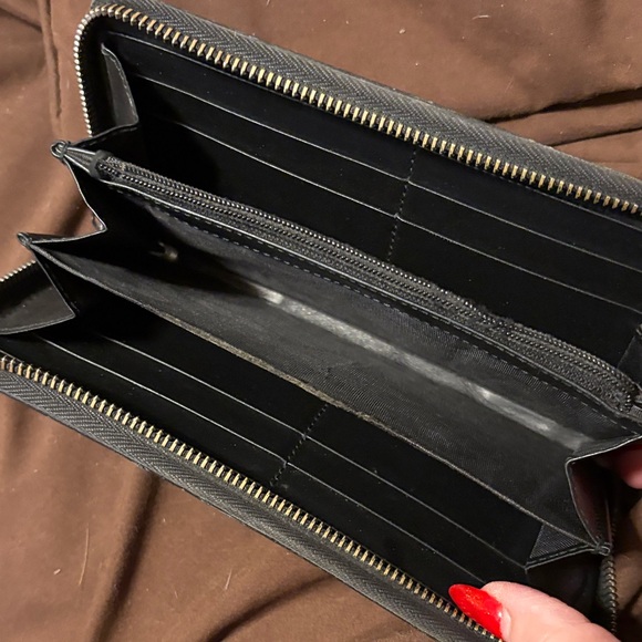 Gucci Black GG Embossed Zip Wallet - Picture 2 of 5